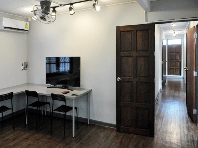 Beyond Bangkok Guesthouse - Hostel