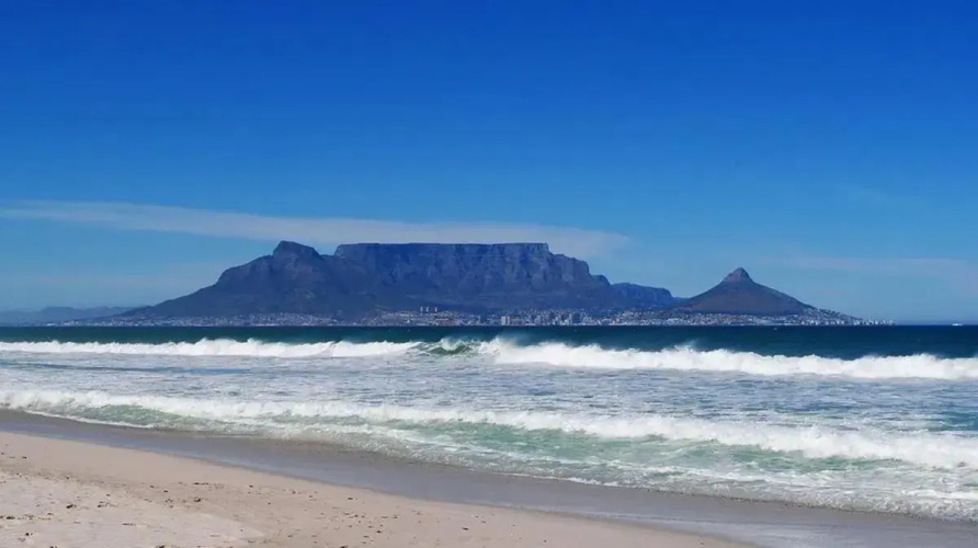 Sunny 2 bedroom apartment in Blouberg Beachfront