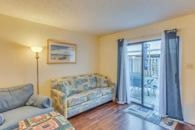 Walk to Myrtle Beach: Townhome w/ Pool Access