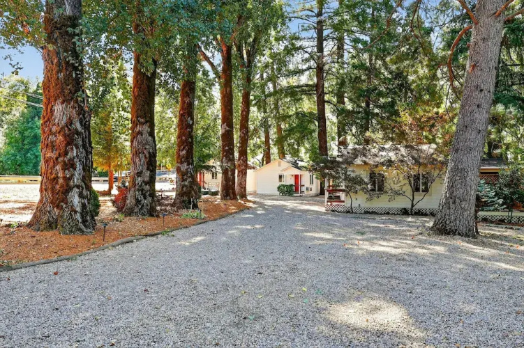 Rouge Cobb Mountain Hotel - Cabin 2