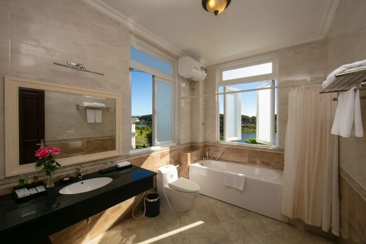 Suite with balcony and with lake view