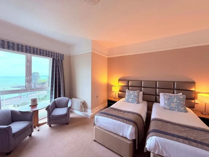 Standard Twin room with sea view