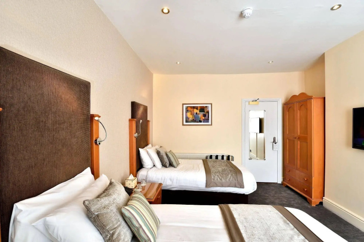 Queens Court Hotel