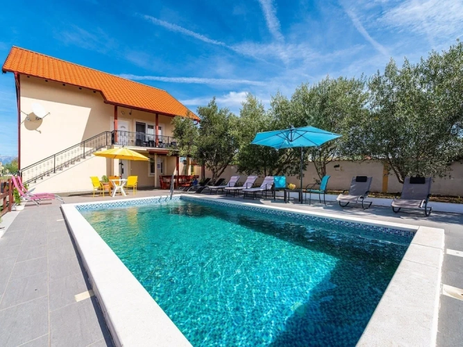 5 Bedrooms Villa