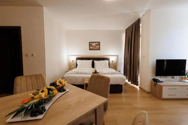 Green Wood Hotel