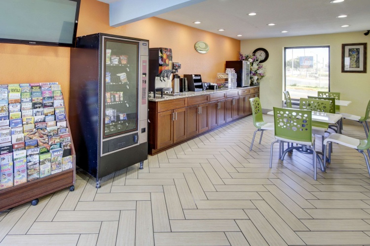 Econo Lodge At Military Circle photo 11