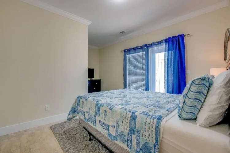 5 Beautiful 4 Bed 3 Bath Pool Home w Free Dock