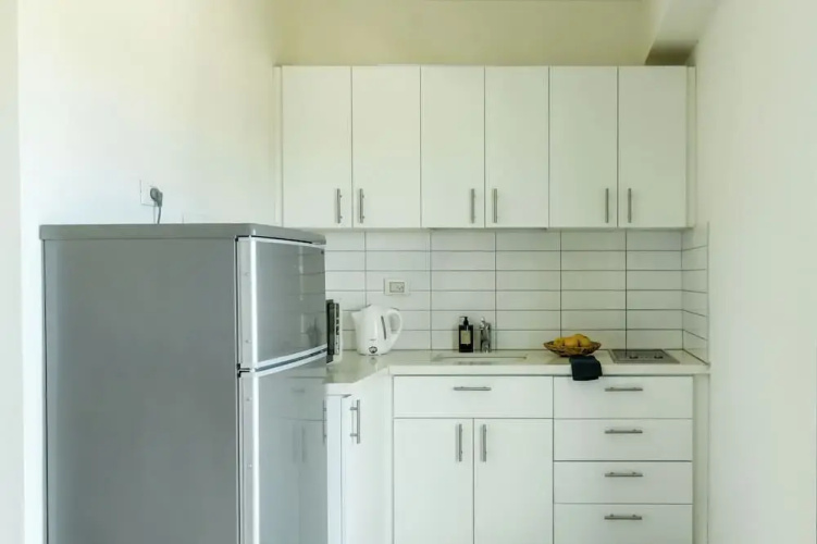 Studio apt w balcony and Kitchen