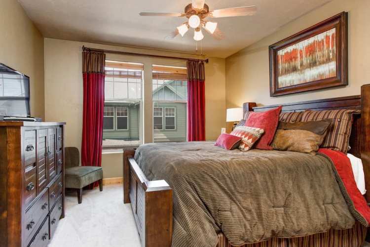 Warm and Spacious Home Base at Redstone by RedAwning