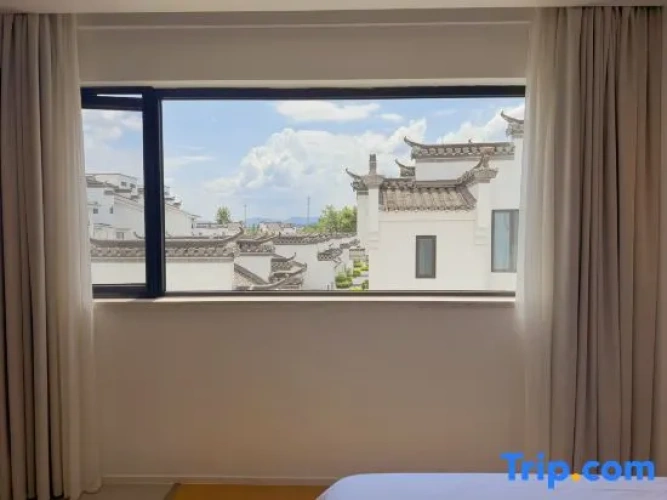 Standard Twin room with courtyard view