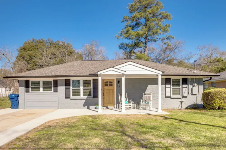 Pet-friendly Tomball Cottage: Steps to Downtown!
