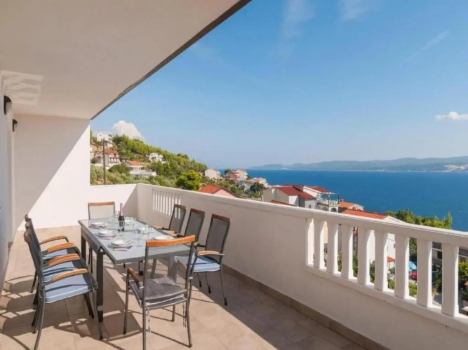 3 Bedrooms Apartment