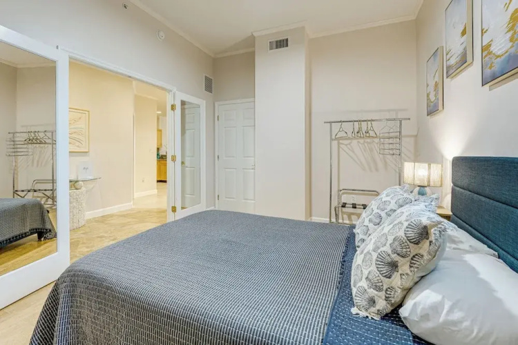 8th Floor Penthouse, Walk to Clearwater Beach