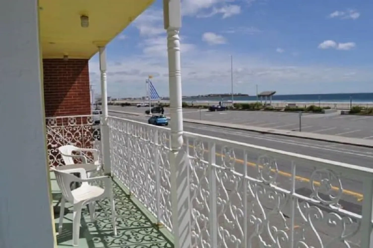 Deluxe Double room with balcony and with partial ocean view