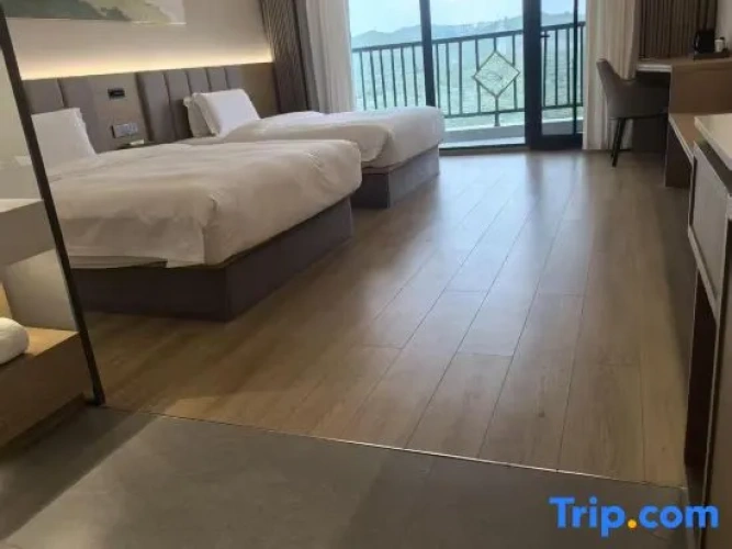 2 Bedrooms Standard Family room with view