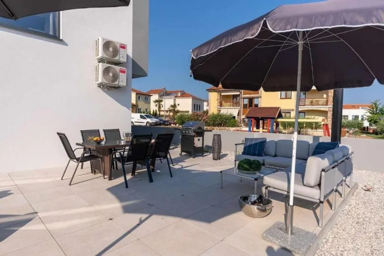 3 Bedrooms Apartment