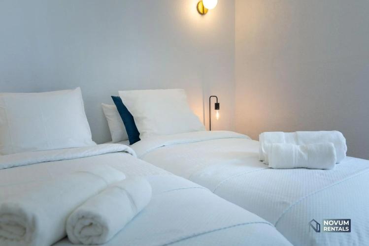 Modern 2 BDRM Apt with Sea Views and Pool