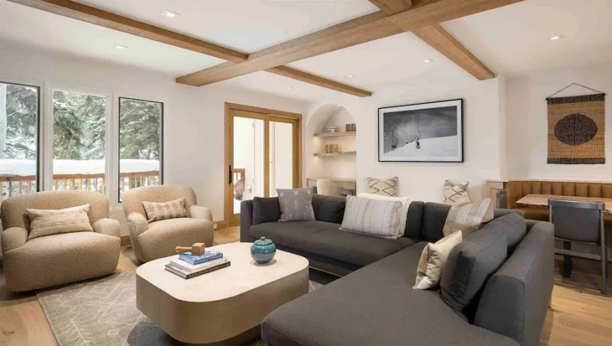 Vail Village Luxury 4 Bedroom, Steps to Slopes!