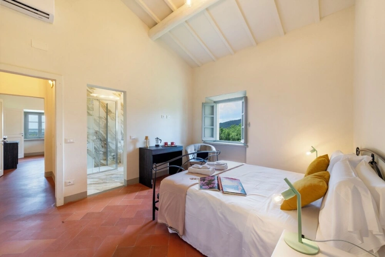 5 Bedrooms Villa