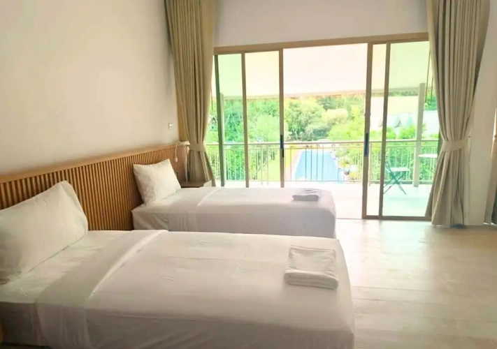 Deluxe Twin room with pool view
