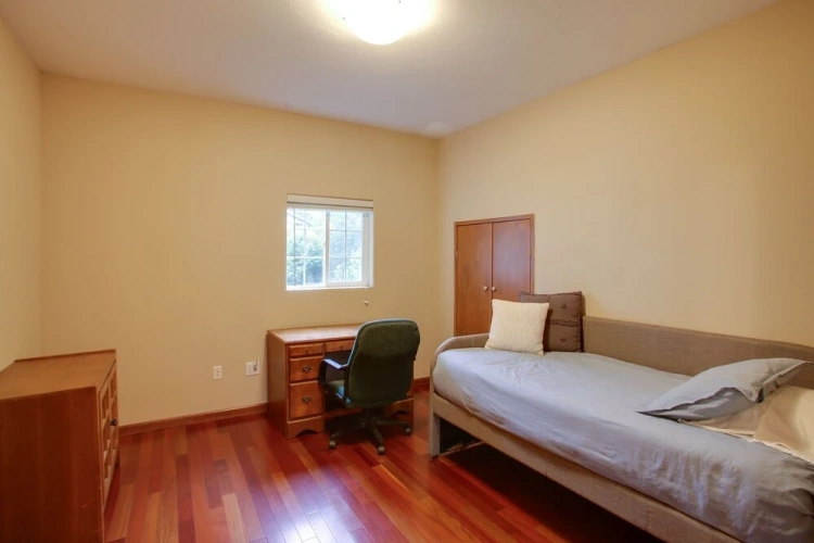 5 Bedrooms Cottage
