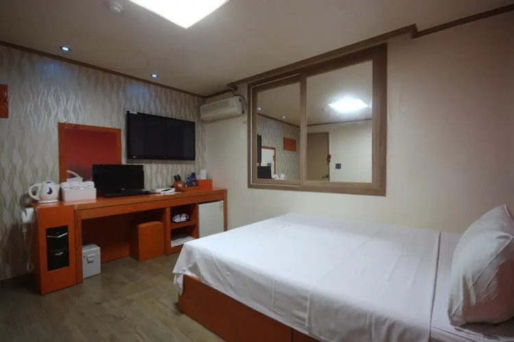 Hotel Lie