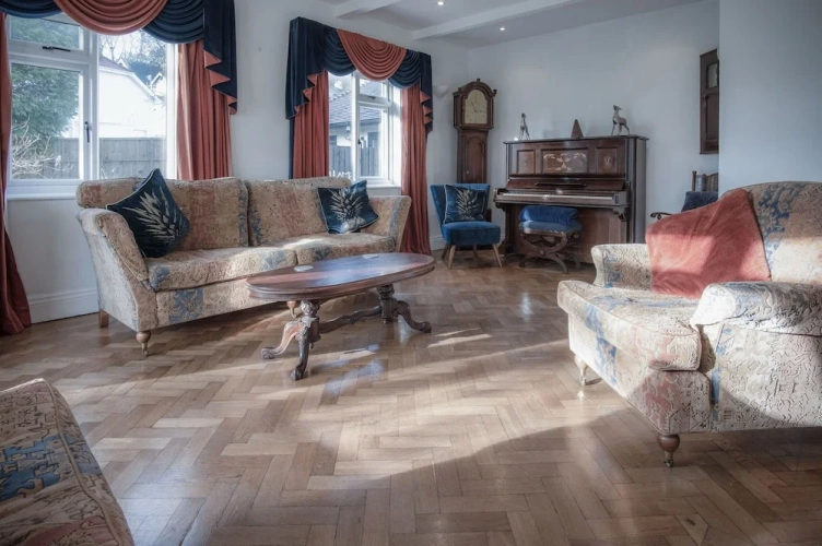 4 Bedrooms Cottage