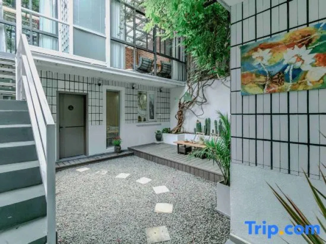 Half-circle coffee hostel