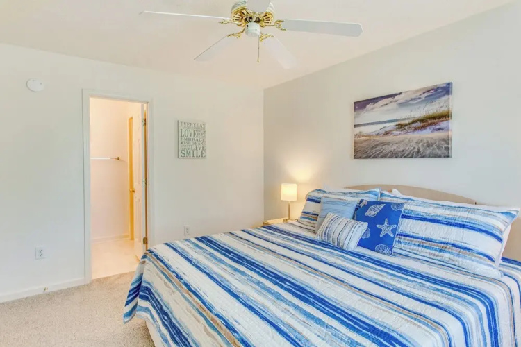 Screened Porch & Community Perks: Myrtle Beach Gem