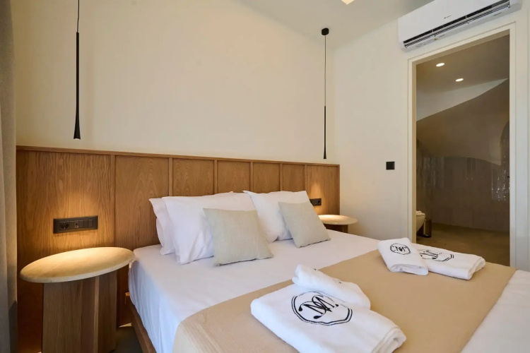 Monarco ​Executive ​Rooms