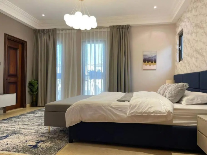 Cheerful 4-bedroom Villa With Shared Pool