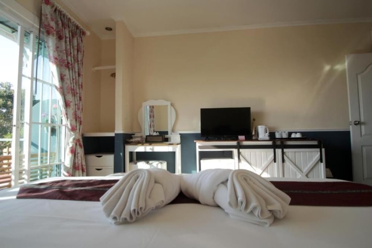 Standard Double room with balcony and with partial sea view