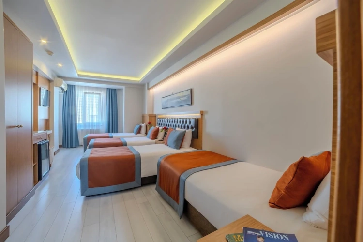Standard Quadruple room with city view