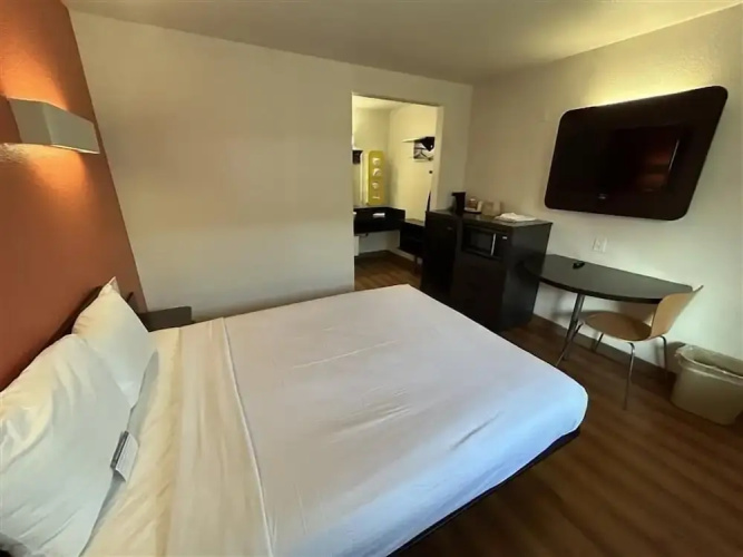Studio 6 Suites - Riverside, Ca