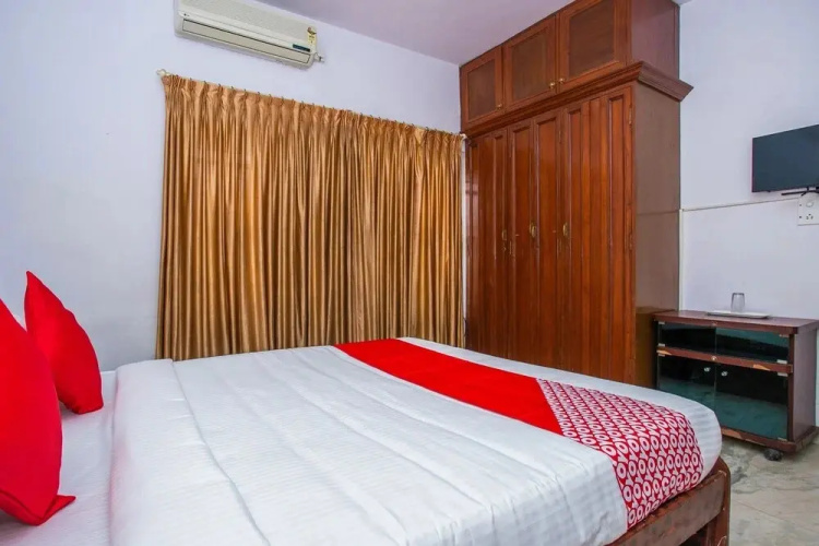 Uv Comforts By OYO Rooms