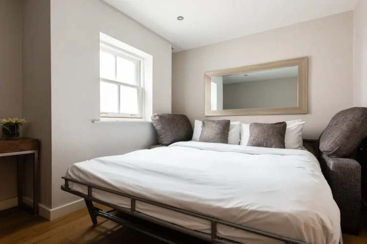 5 Bedrooms Cottage