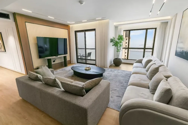 4 Bedrooms Apartment with balcony