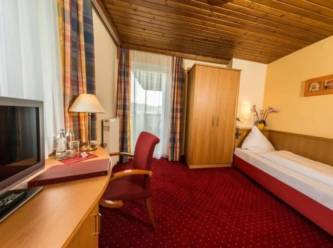 Classic Single room with balcony and with lake view