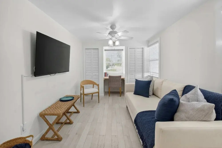 Delray Daydream, Home for 8