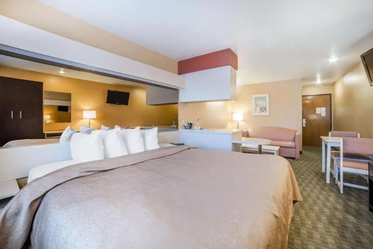 Econo Lodge Inn And Suites
