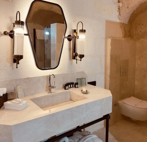 Deluxe Suite with courtyard view