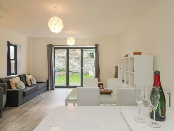 1 Queensway Gardens