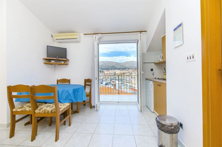 Apartments and Rooms Iva
