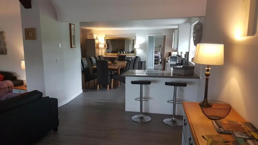 4 Bedrooms Cottage