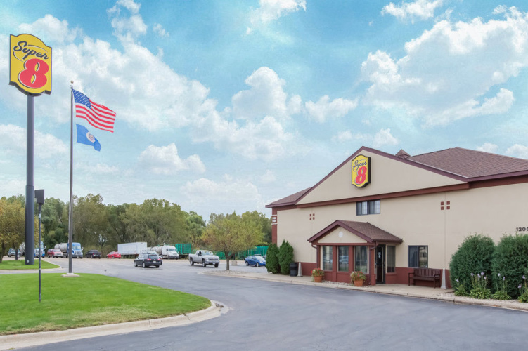 Super 8 by Wyndham Fairmont photo 10