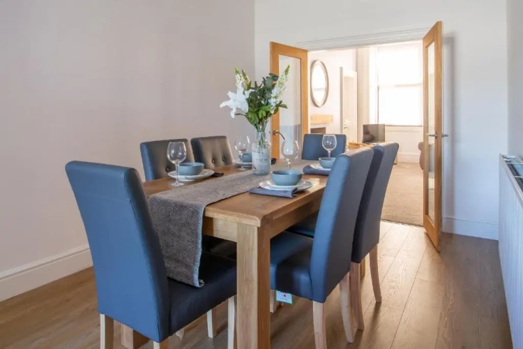 4 Bedrooms Apartment