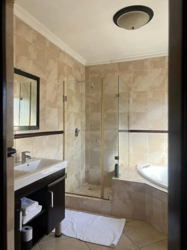 Fourways Luxury 5-Bed Home