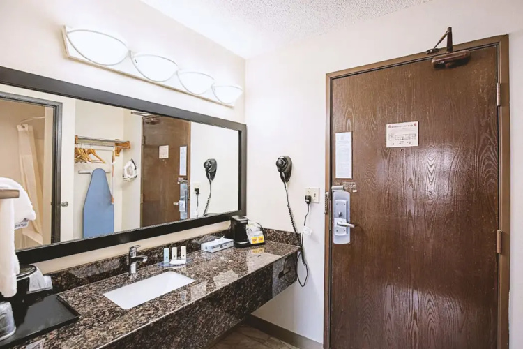 Norwood Inn & Suites Milwaukee photo 8