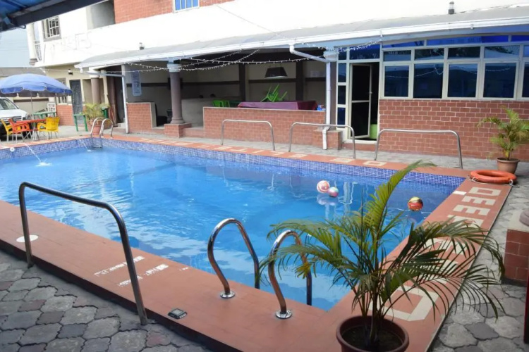 De'elites Pool Bar & Inn