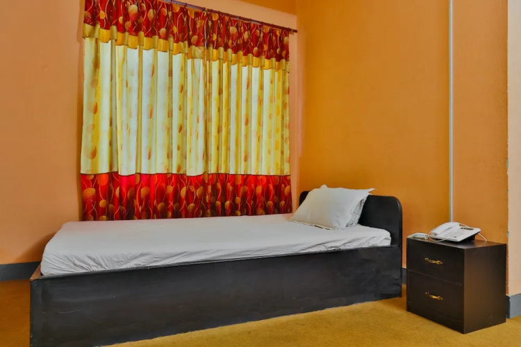 Hotel Maroon